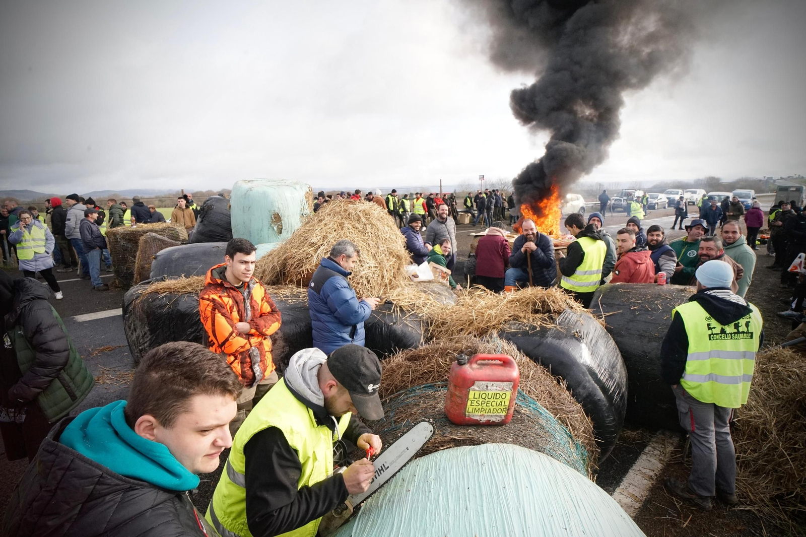 Galería | Las protestas de los tractoristas en la A-52 contra el acuerdo comercial con Mercosur, en imágenes
