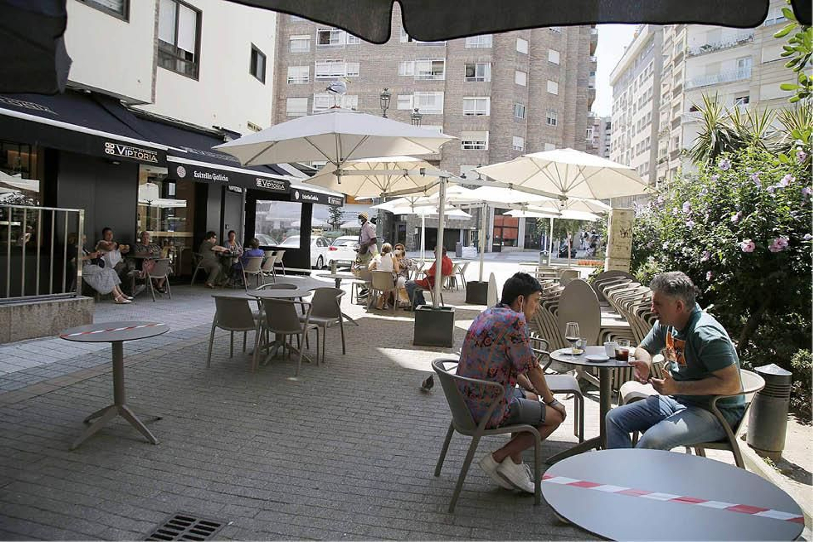 Terrazas del centro, casi vacías pese a su menor aforo debido a la jornada de calor.