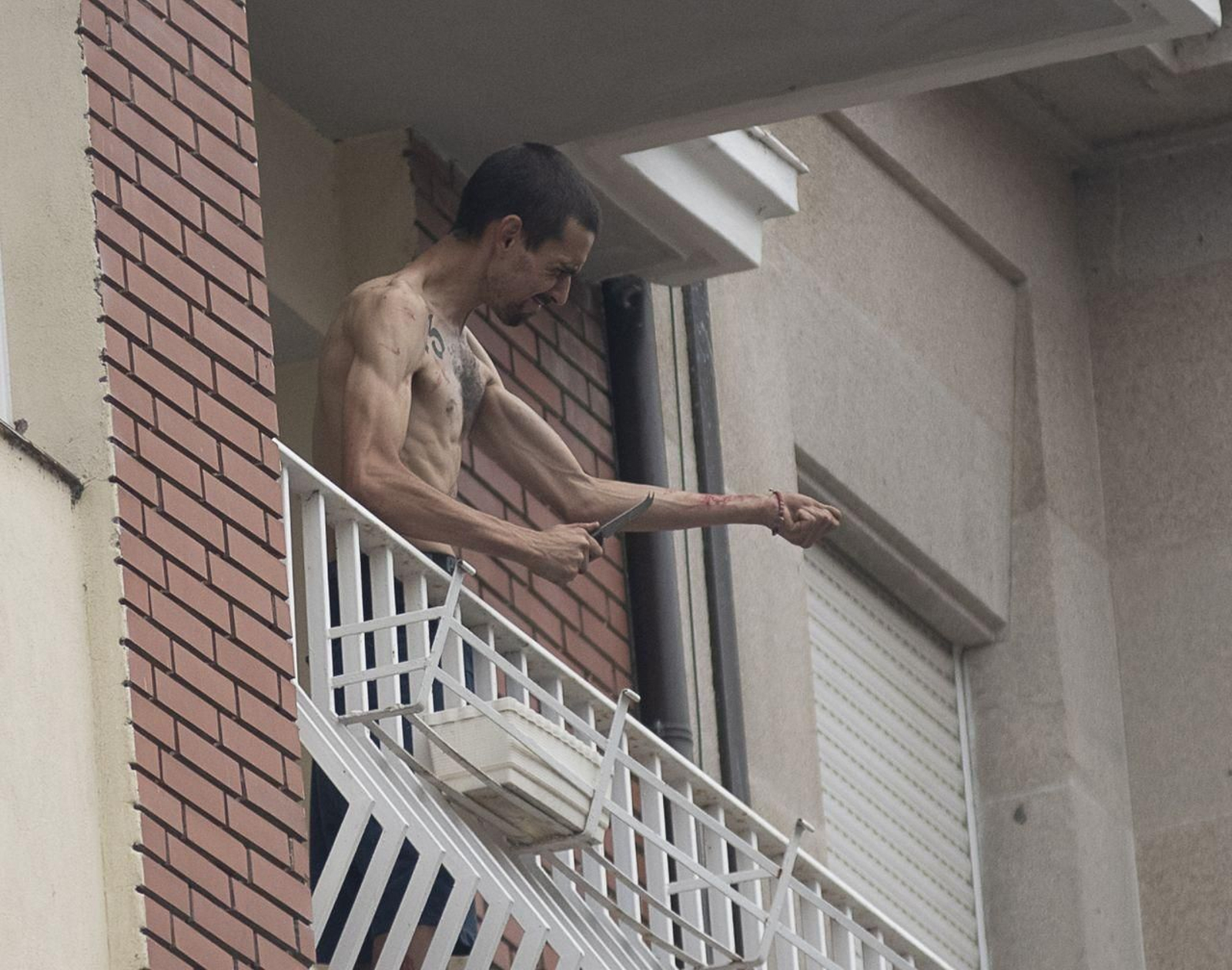 El hombre amenazó con autolesionarse (Foto: Xesús Fariñas)