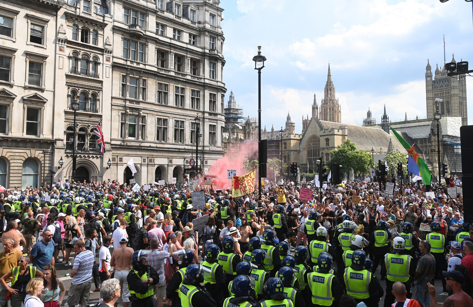 Manifestación frente al Parlamento británico contra el confinamiento, en el día de la apertura.