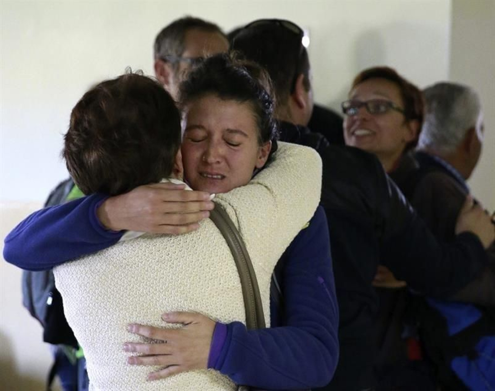 Familiares reciben en la base aérea de Torrejón de Ardoz en Madrid a los primeros españoles evacuados de Nepal.
