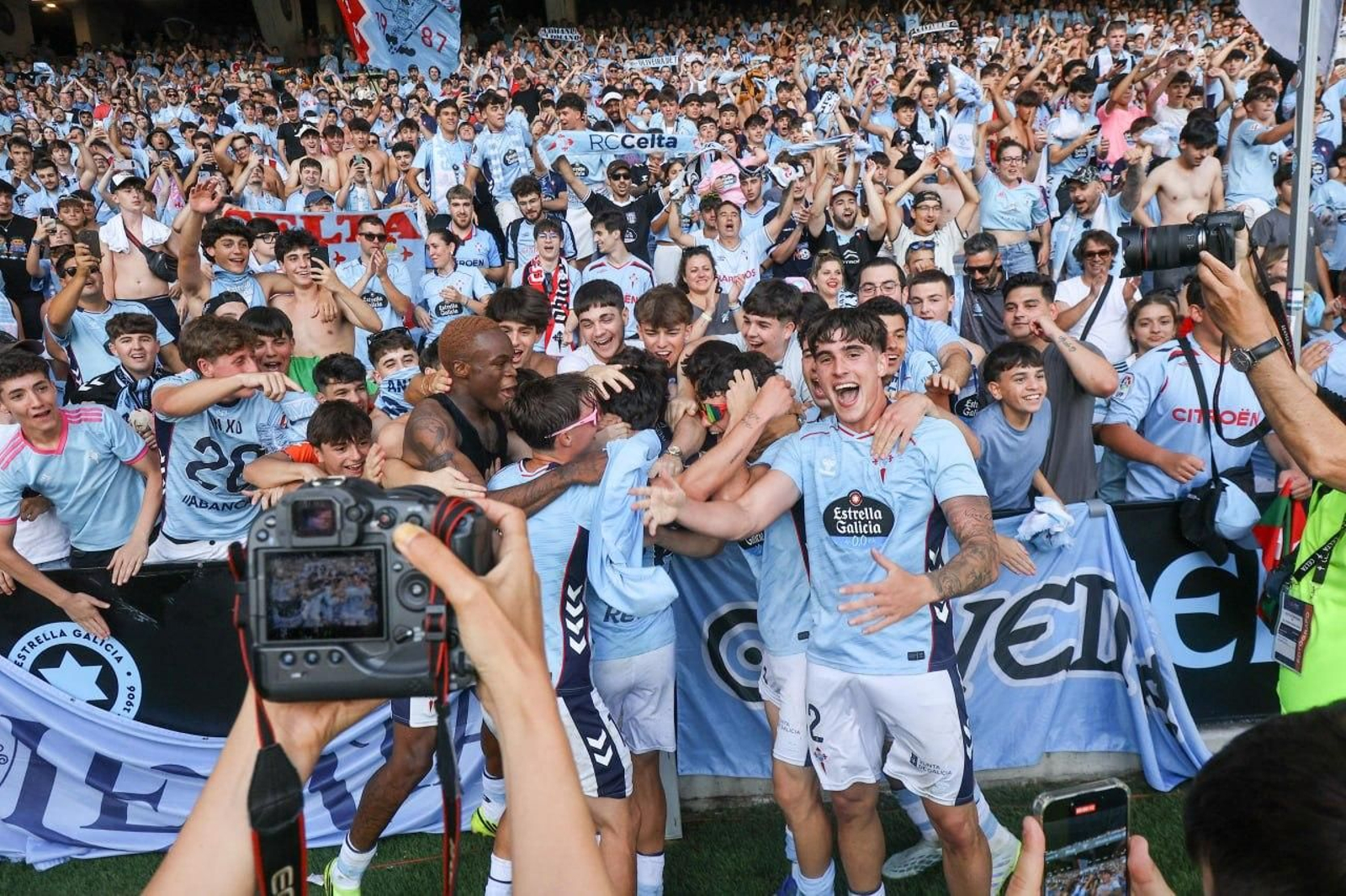 Galería | El Celta Fortuna golea a la Ponferradina y sube a Segunda División