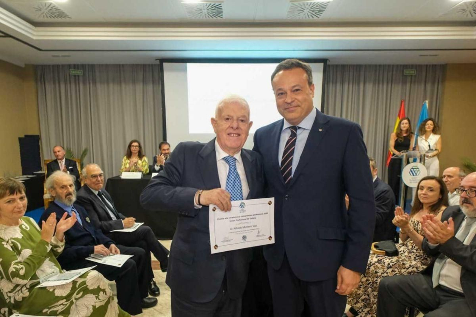 Alfredo Montero Vaz sosteniendo el premio a la excelencia.