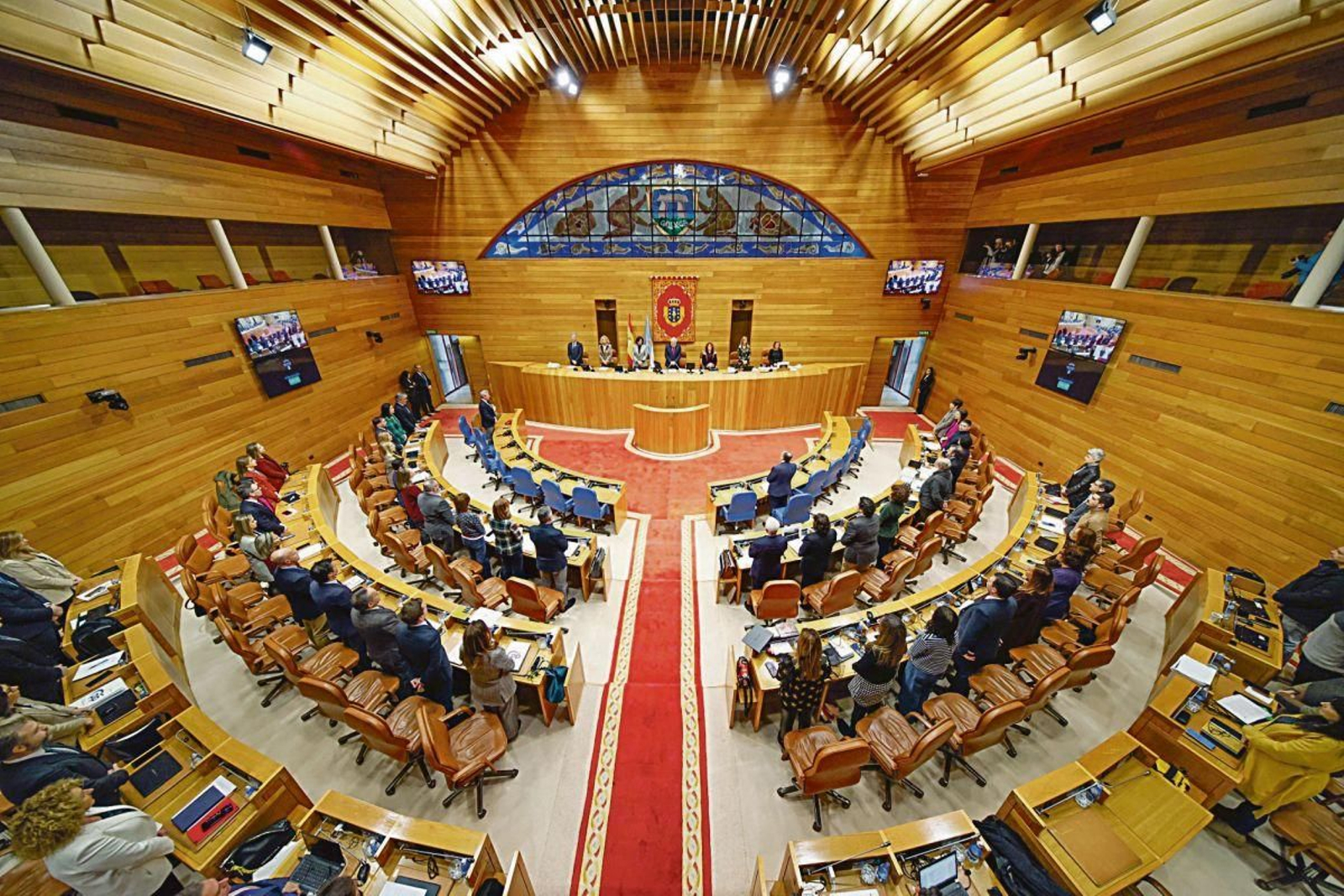 Minuto de silencio por la asesinada Beatriz Lijó, en el Parlamento.