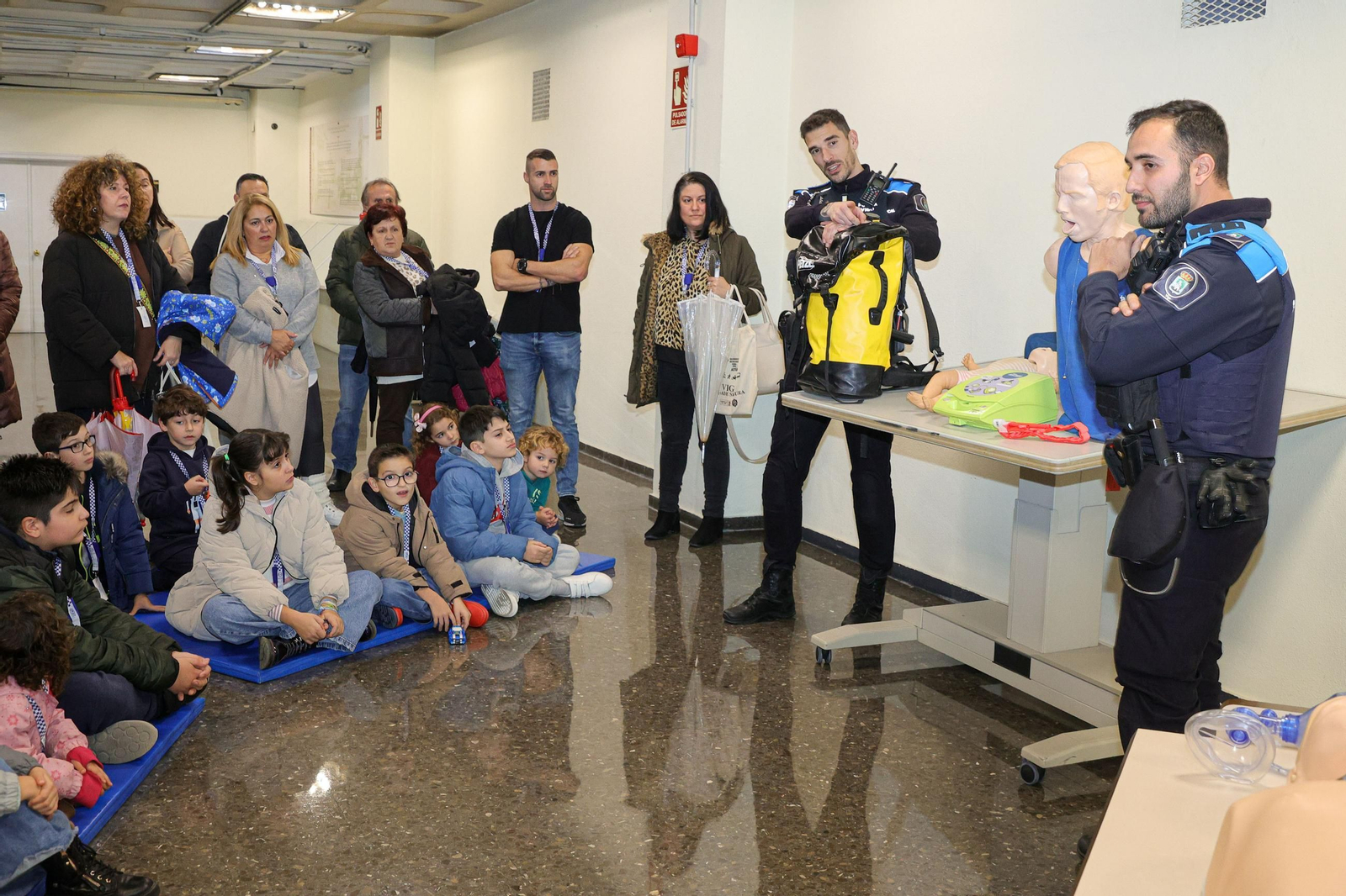 Galería | Niños y mayores descubren el trabajo de la Policía Local de Vigo