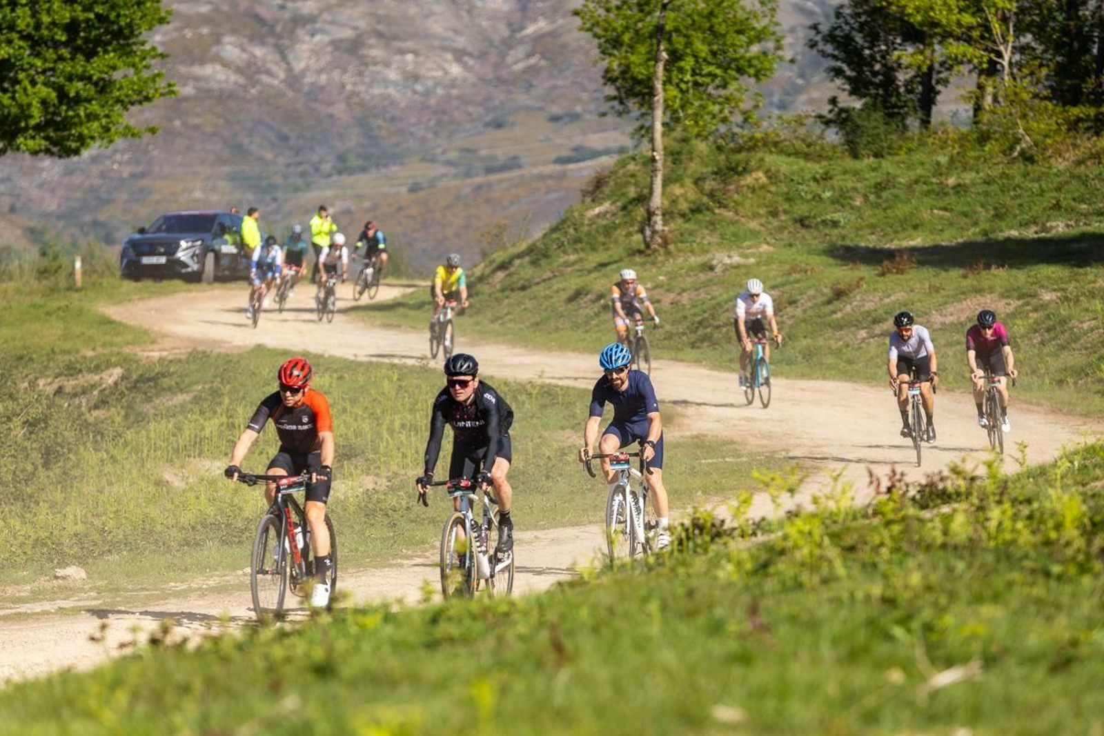 En fila de a uno en uno de los tramos exigentes de la prueba por la Baixa Limia.