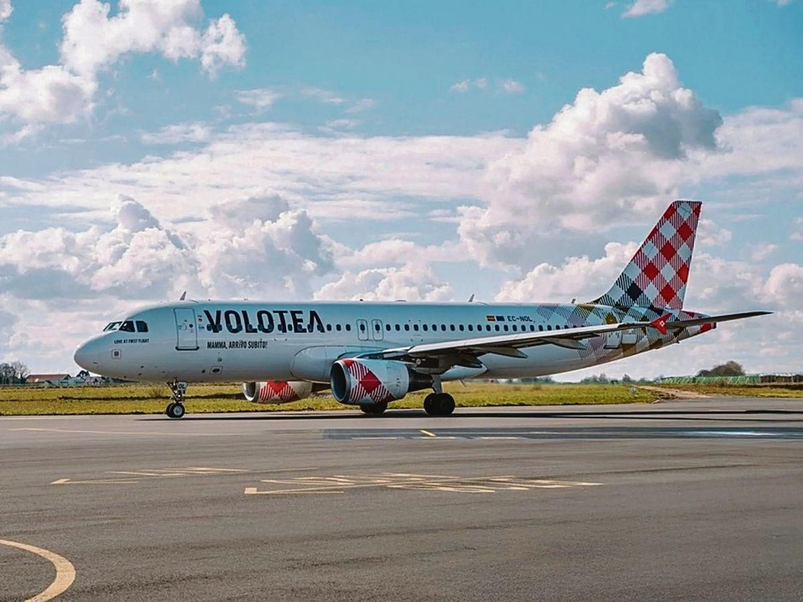 Un avión de la compañía Volotea espera para un despegue.