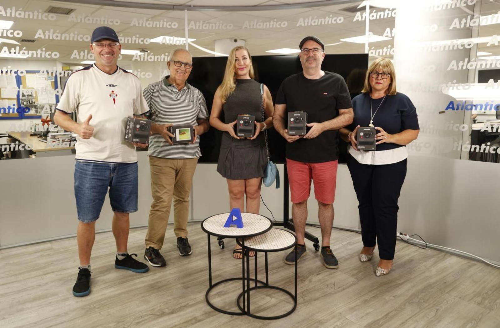 Los autores de las fotografías premiadas recibieron ayer sus cámaras en la redacción de Atlántico.