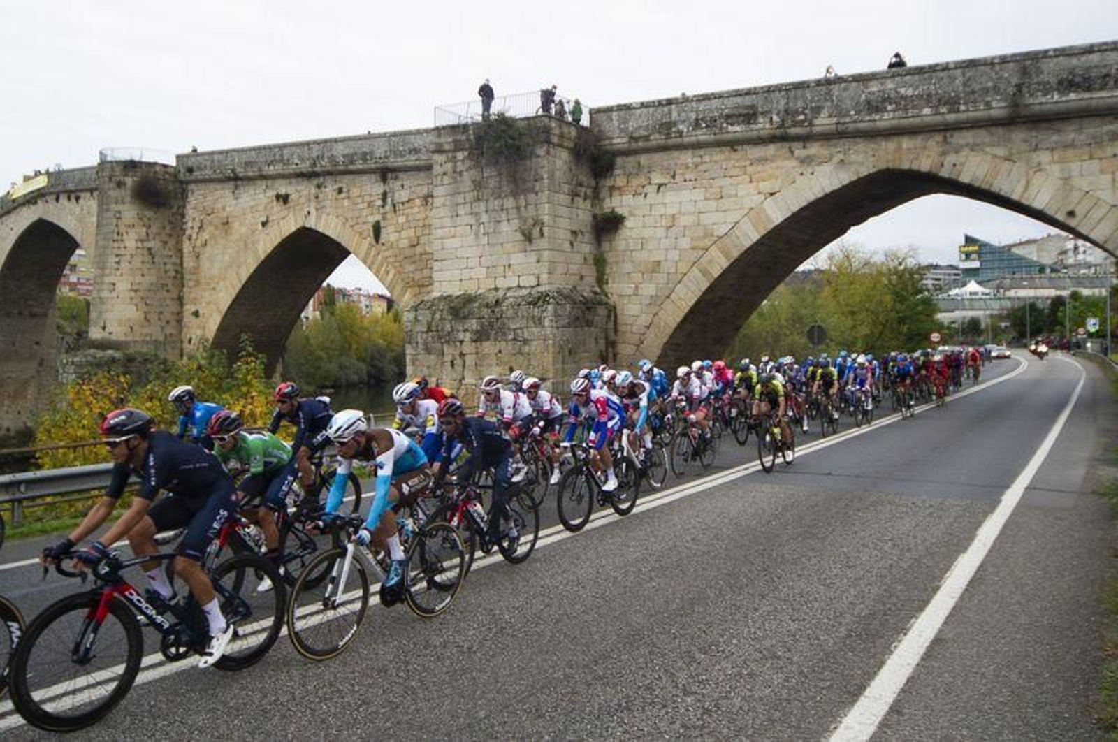 El pelotón de La Vuelta cruza por debajo de la Ponte Romana (MARTIÑO PINAL).