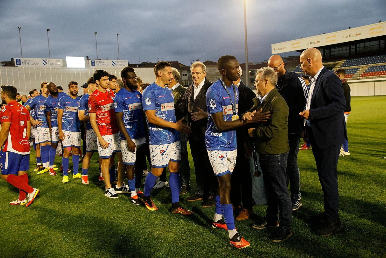 Jugadores del Barco saludando a las autoridades tras el partido.