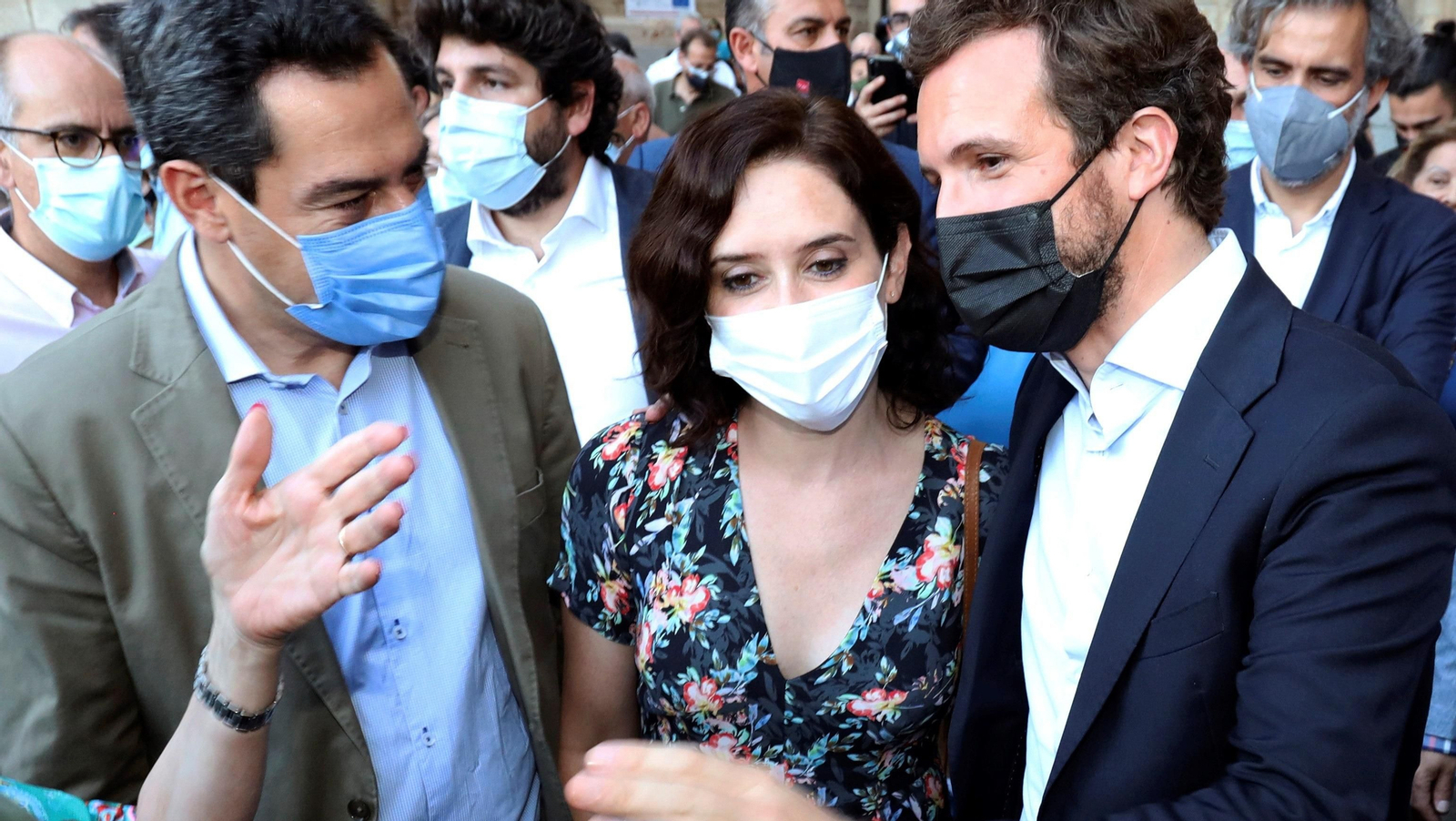 Juanma Moreno e Isabel Díaz Ayuso con el presidente del PP, Pablo Casado.