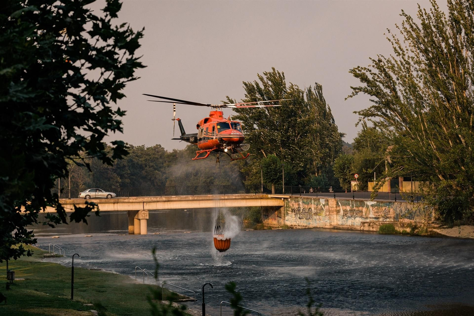 Galería | El incendio forestal de Burgohondo en Ávila se mantiene sin ser controlado, en fotos