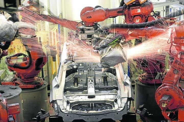 El sector de la automoción ya cuenta con un 48% de los robots instalados en  España, según los datos de la patronal Anfac.