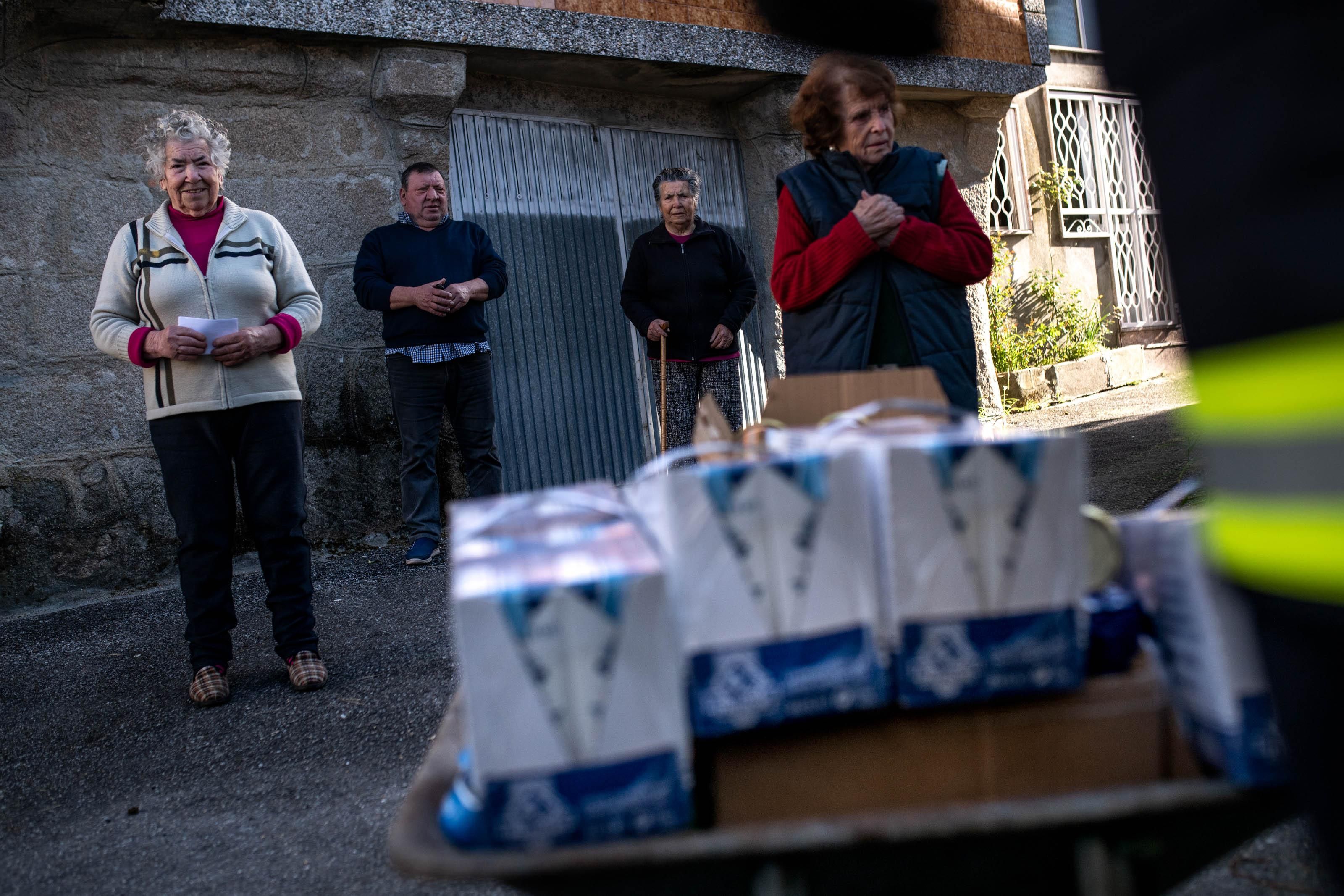Vecinos de Pereiro de Aguiar esperan su turno para recibir la ayuda del Concello. / FOTO: ÓSCAR PINAL