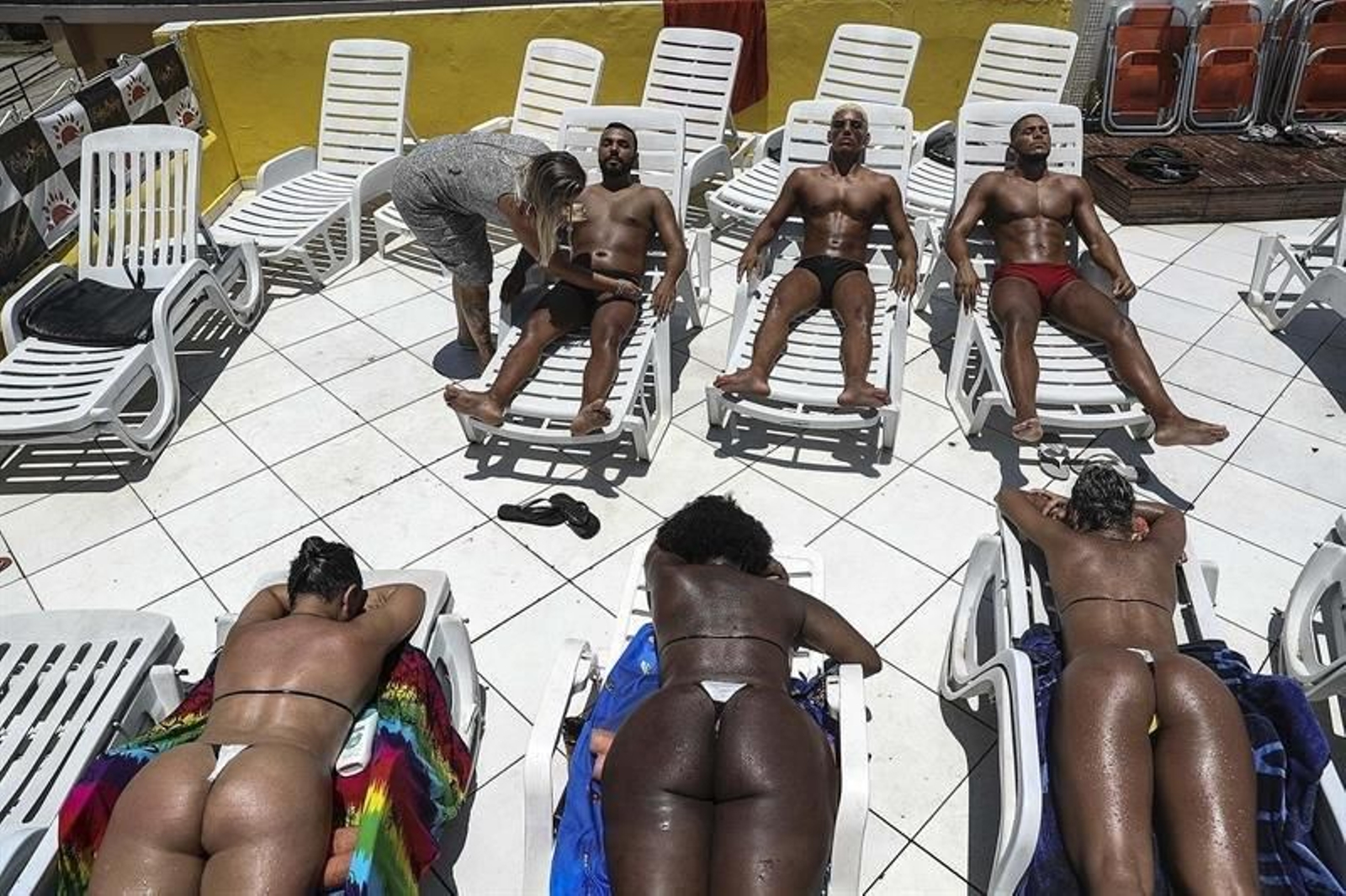 Personas toman el sol en una terraza en Río de Janeiro (Brasil).
