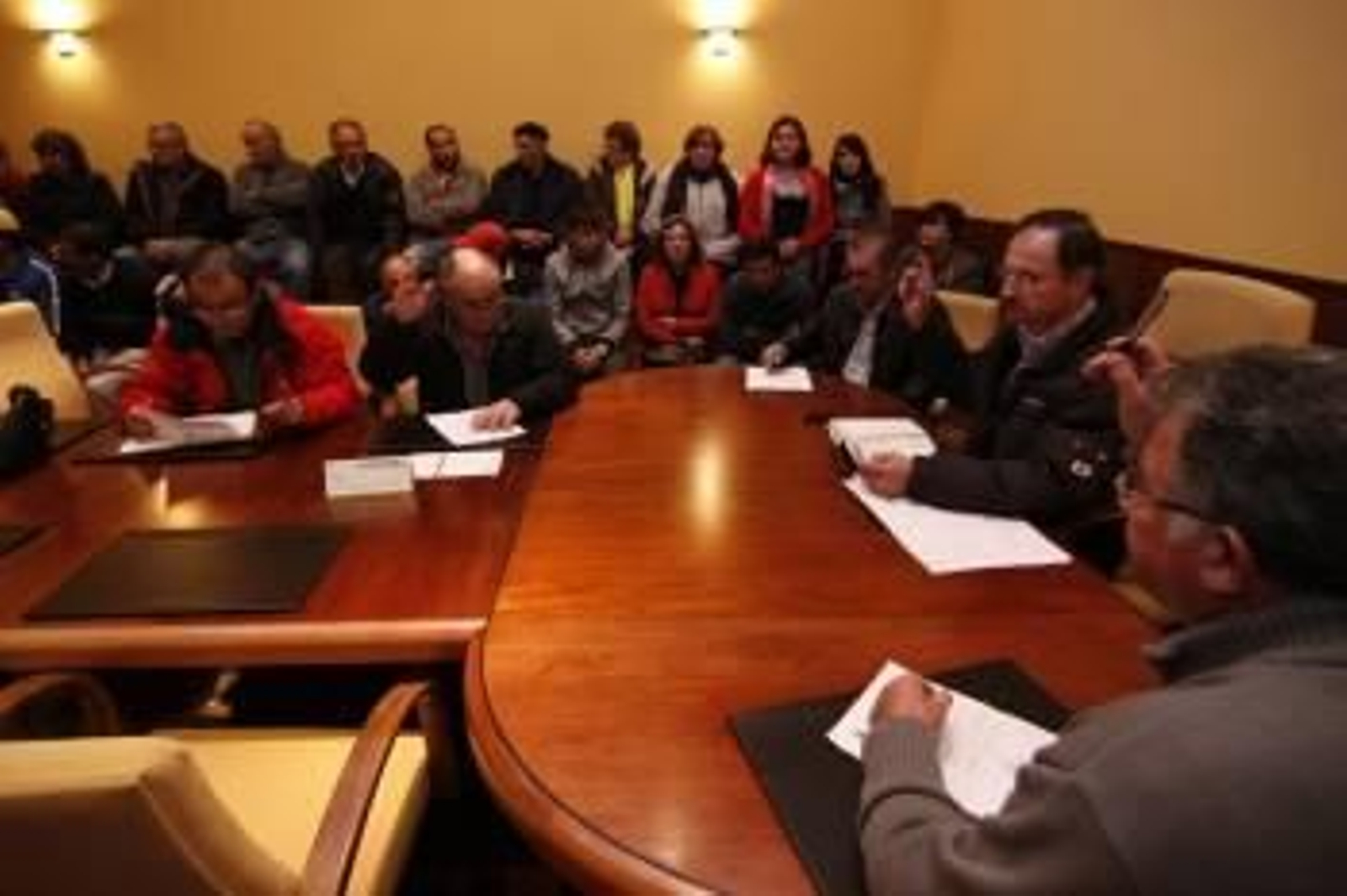 Aquilino Valencia -segundo por la derecha-, durante un pleno en Calvos de Randín. (Foto: XESÚS FARIÑAS)