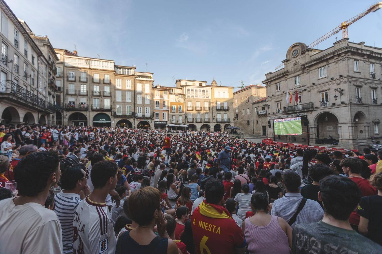 Galería | Camisetas, banderas y las calles de Ourense llenas de emoción por ver a España jugar los cuartos de final, en fotos