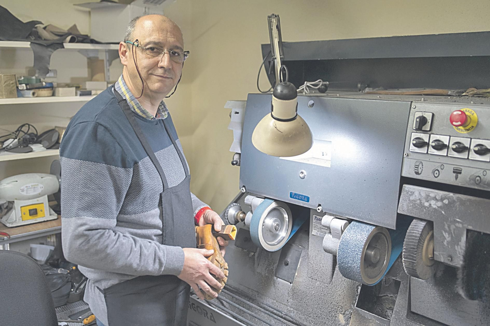 Antonio Blanco, zapatero dueño de A Bota, Galerías Viacambre