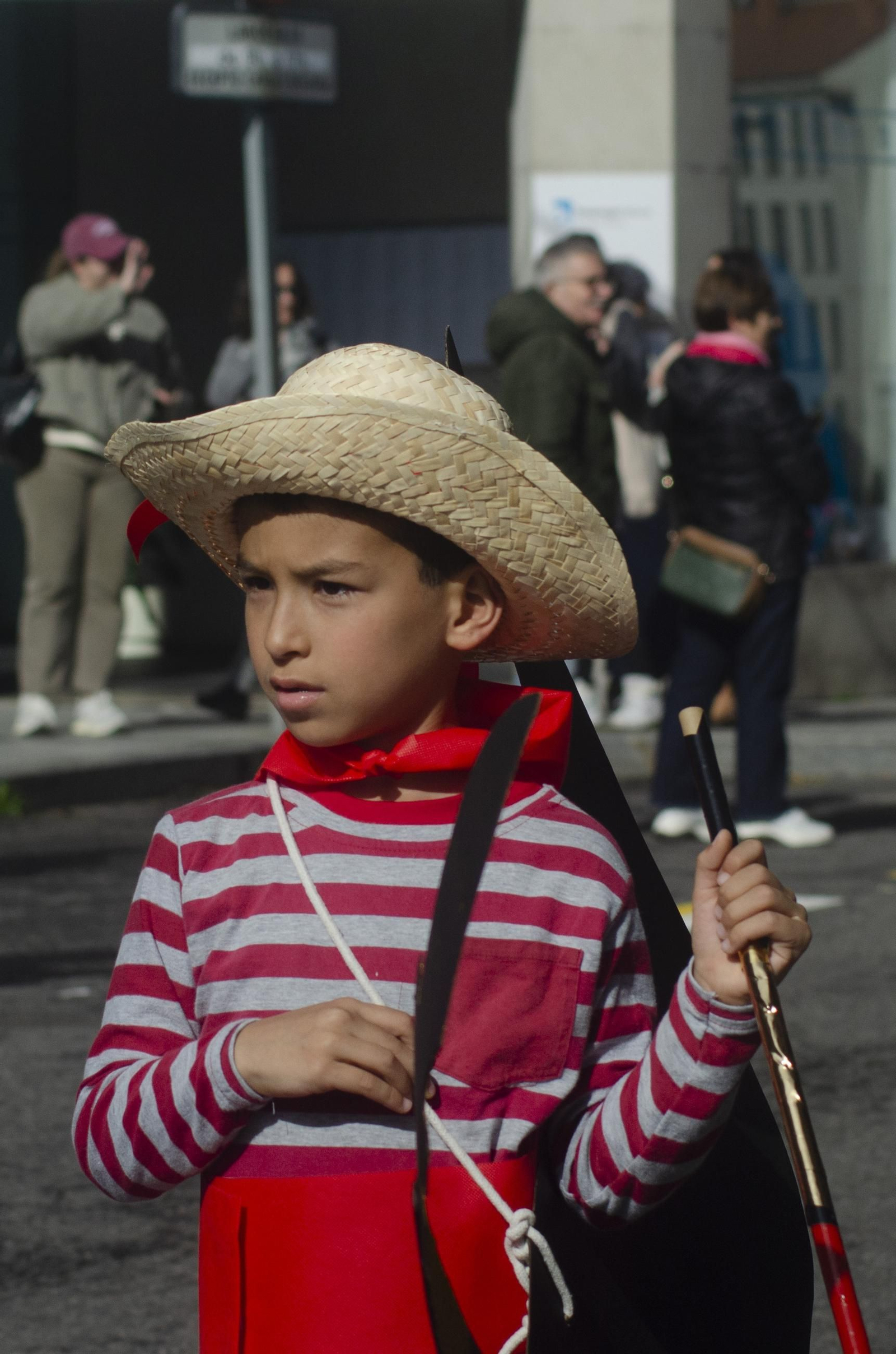 Los niños animan las calles de Ribadavia con el desfile escolar de Entroido