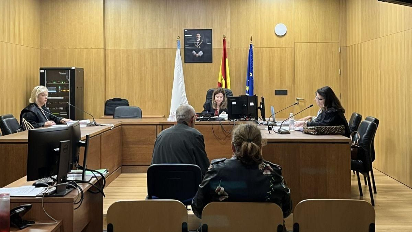 Uno de los hermanos mientras detallaba el supuesto maltrato en presencia de la acusada.