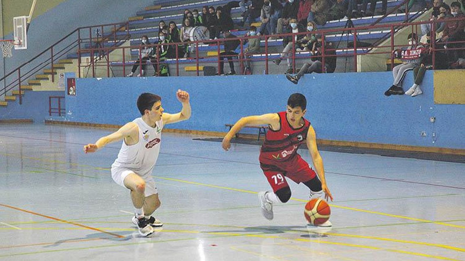 Impetuosa entrada a canasta de un jugador del AB Xinzo durante la final disputada en el polideportivo de la capital de A Limia.
