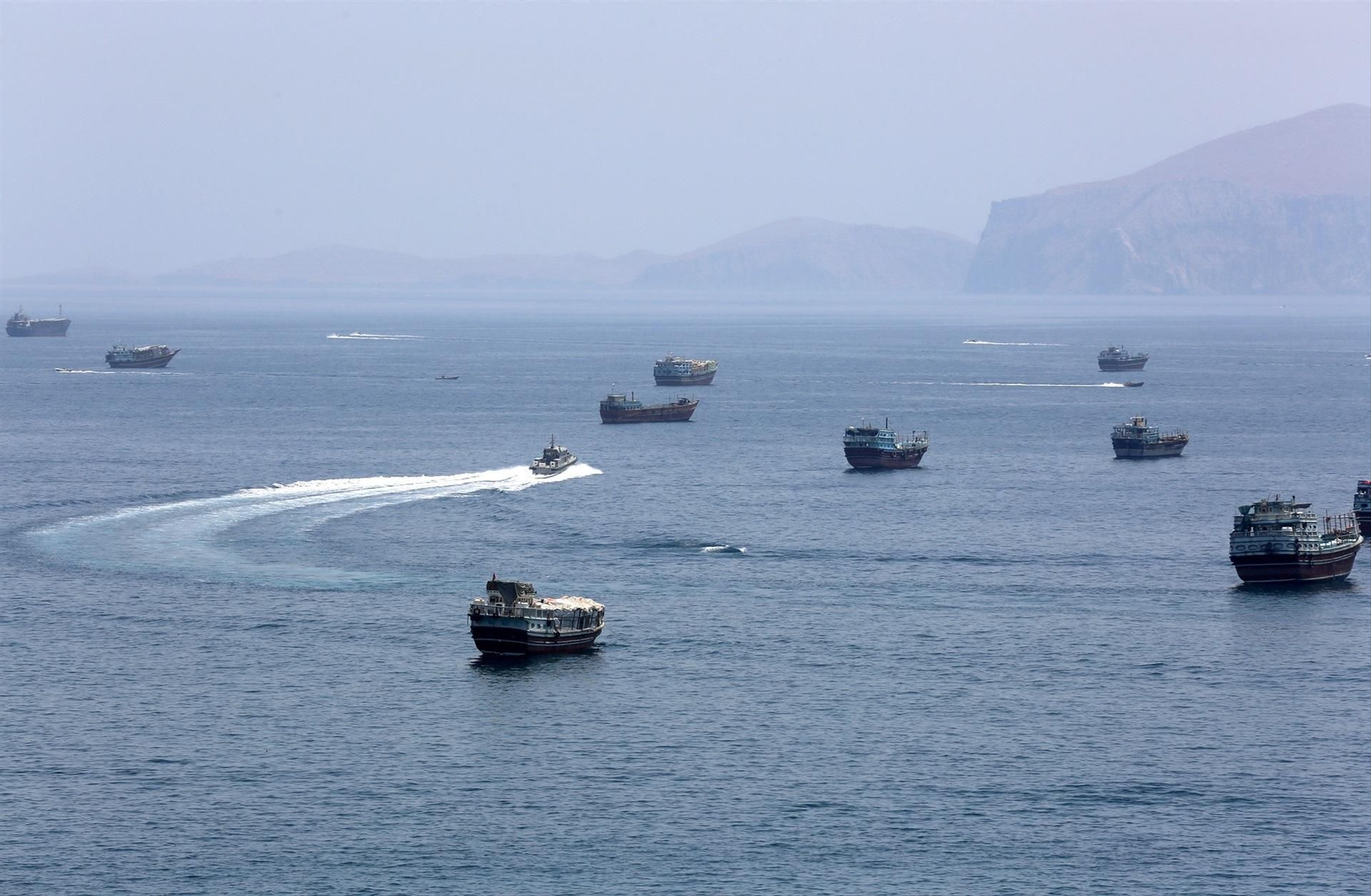 Barcos atravesando en la zona del estrecho de Ormuz