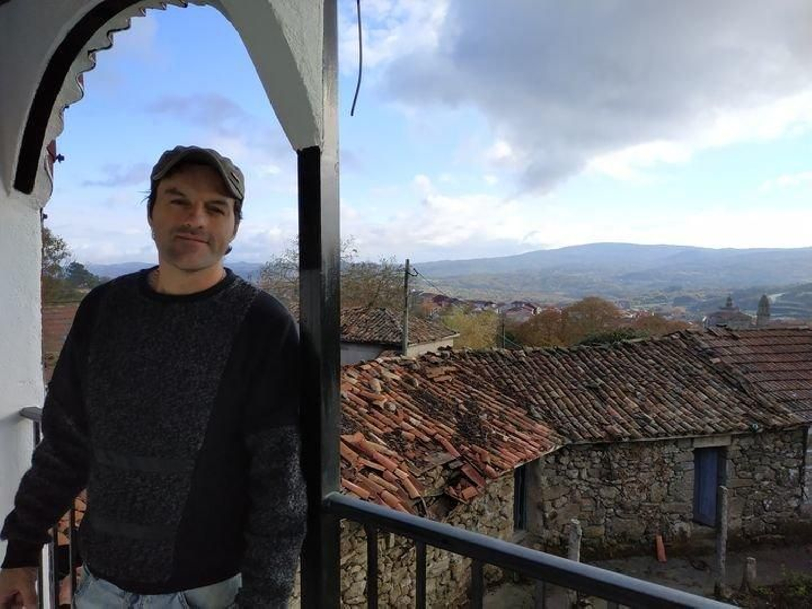 Juan Contreras en el balcón de su vivienda en A Obra, en un mirador hacia la villa de San Rosendo.