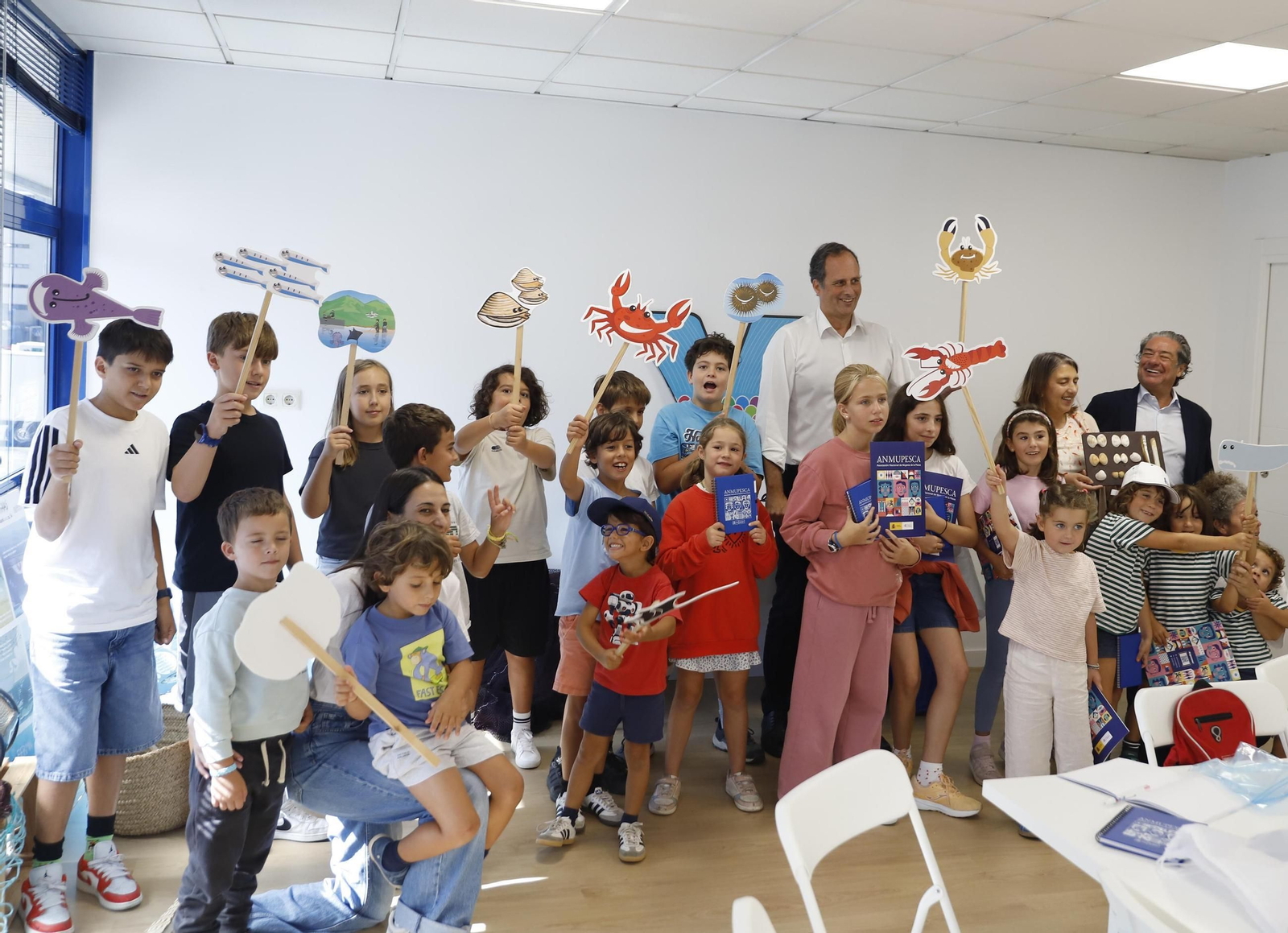Los niños junto al presidente de la APV, Carlos Botana, de Fundamar, Eloy García, y de Anmupesca, Pilar Otero.