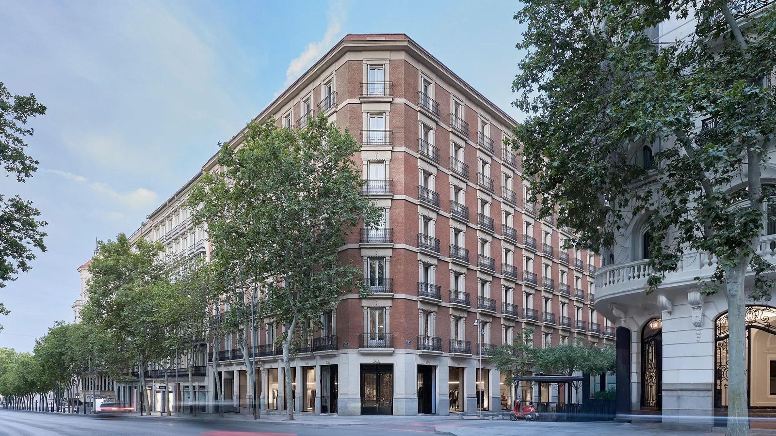 La fachada del edificio de Zara en la calle Serrano en Madrrid.