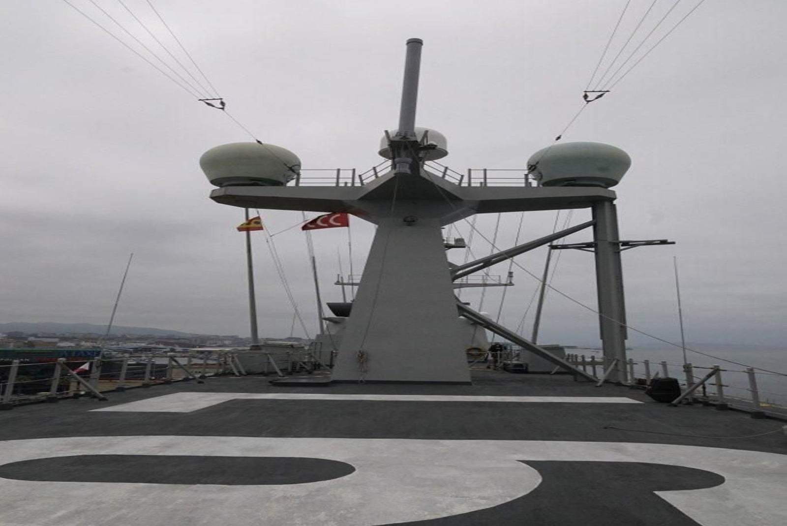 El portaviones Juan Carlos I en Vigo  (1) (684x1024)