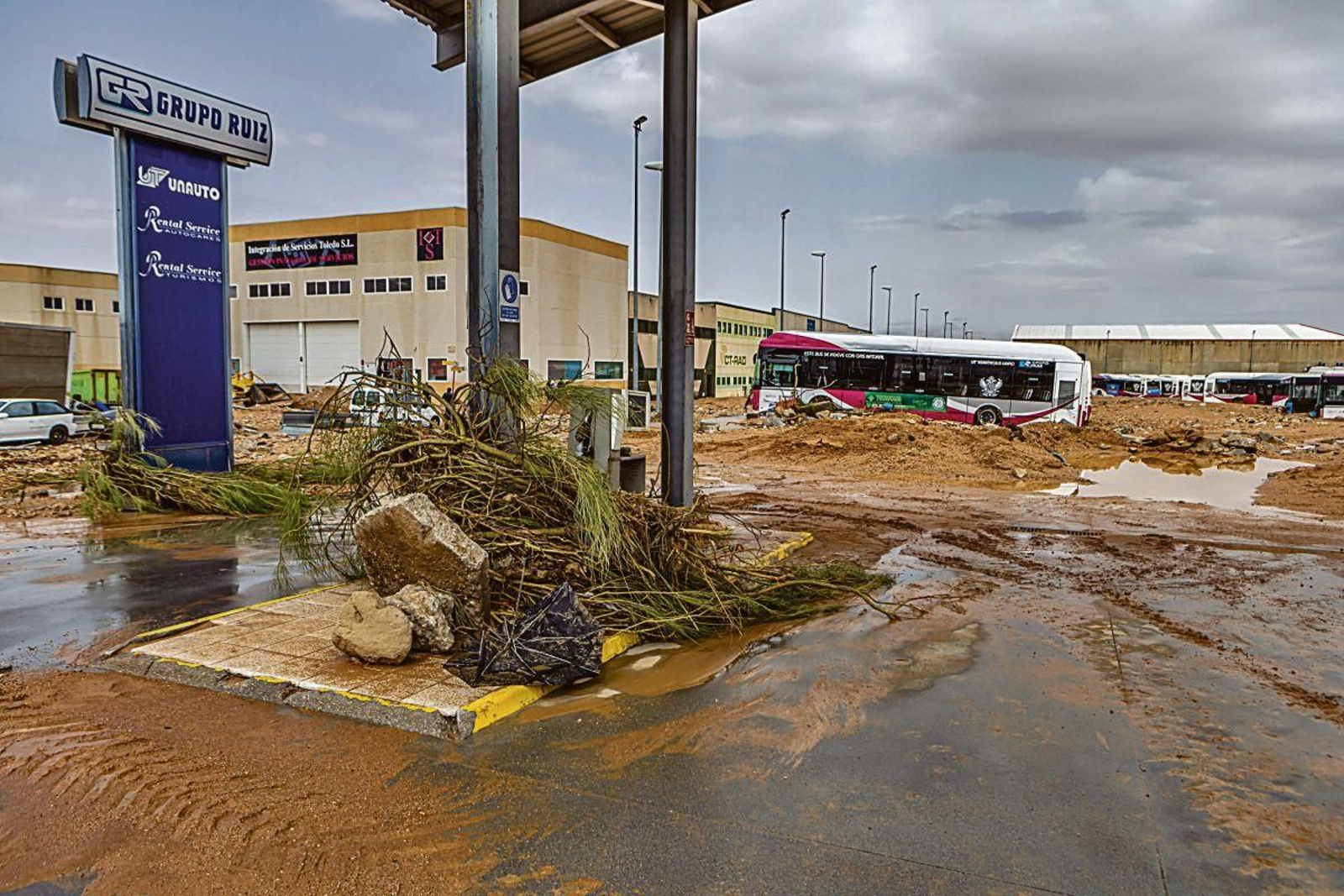 Vista de la nave de autobuses urbanos, en el polígono industrial de Toledo, ayer lunes.