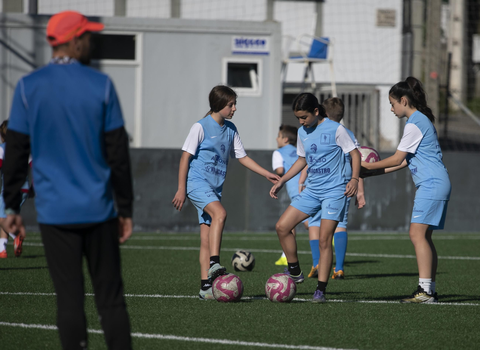 Galería |  El futbol base ourensano se divierte durante la Semana Santa