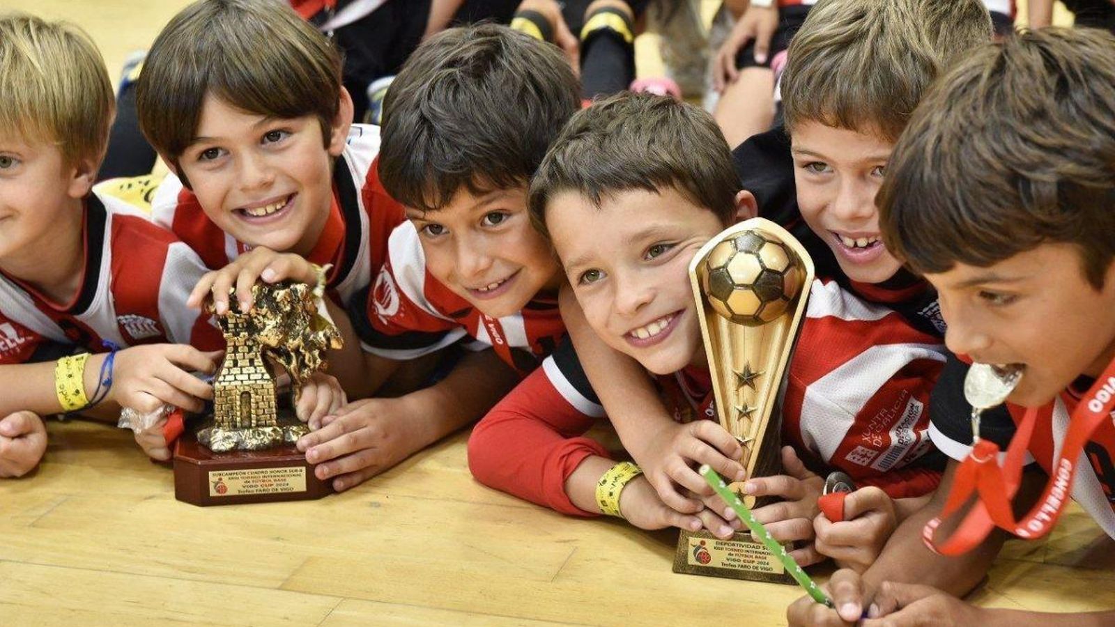 La alegría acompañó a los campeones del certamen, pero no solo a ellos, porque los subcampeones, como los sub-8 del Racing de Castrelos disfrutaron de lo lindo con sus medallas y trofeos.