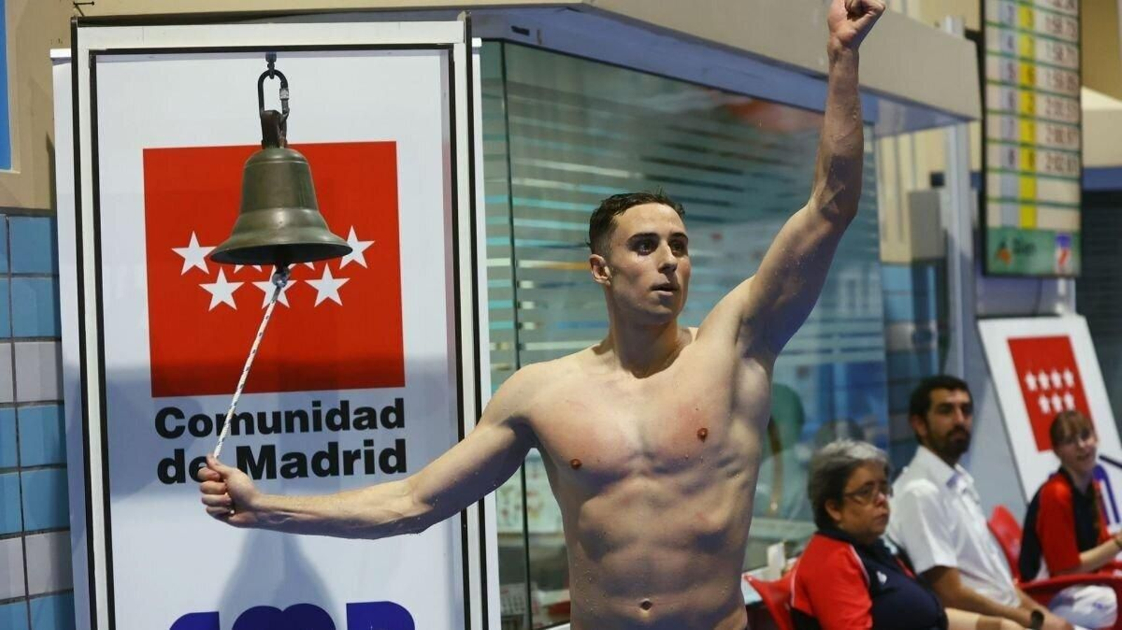 Miguel Martínez Novoa toca la campana para celebrar el récord de España del 200 mariposa,