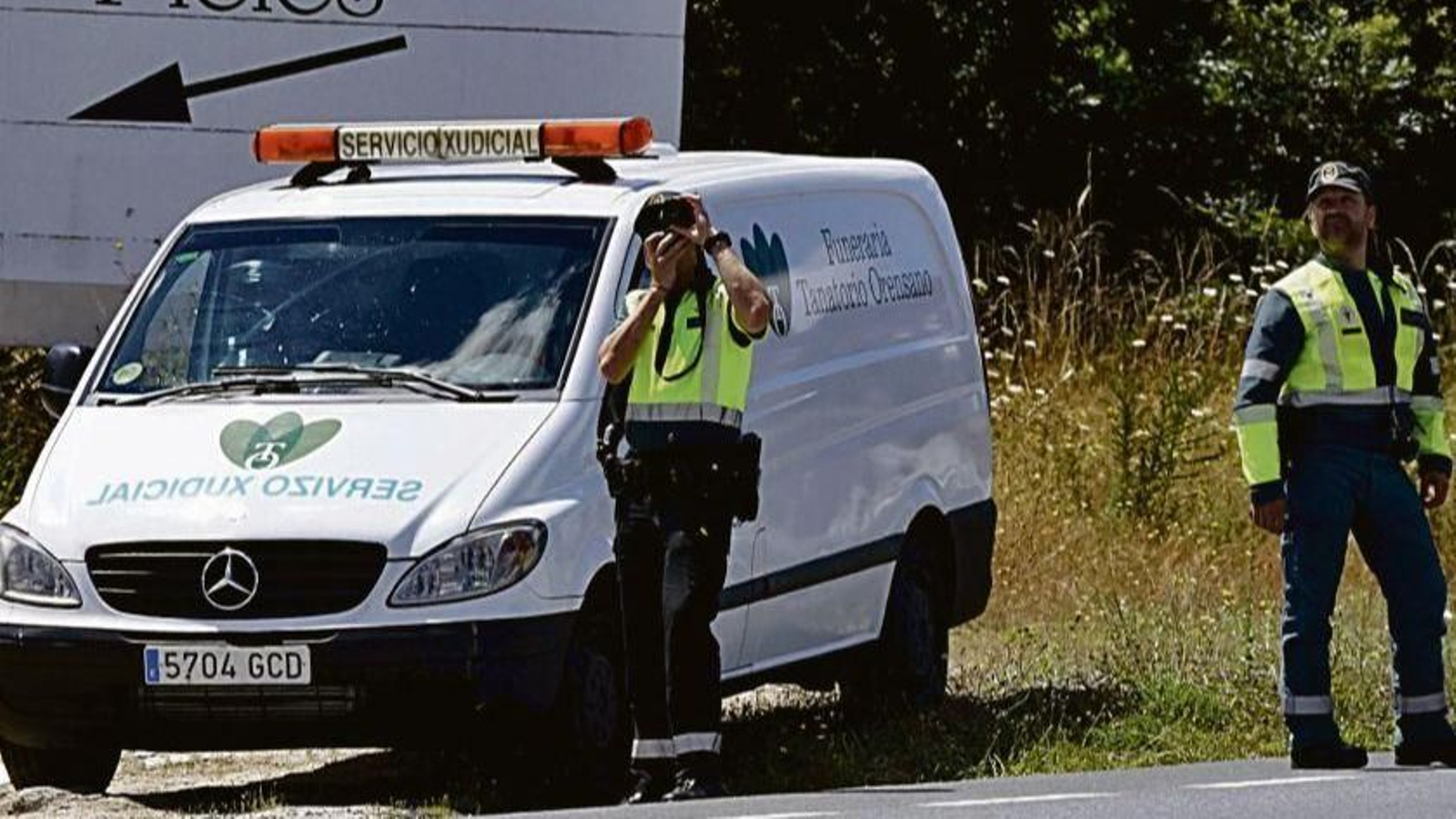 Agentes de la Guardia Civil en el lugar en el que se produjo el atropello.