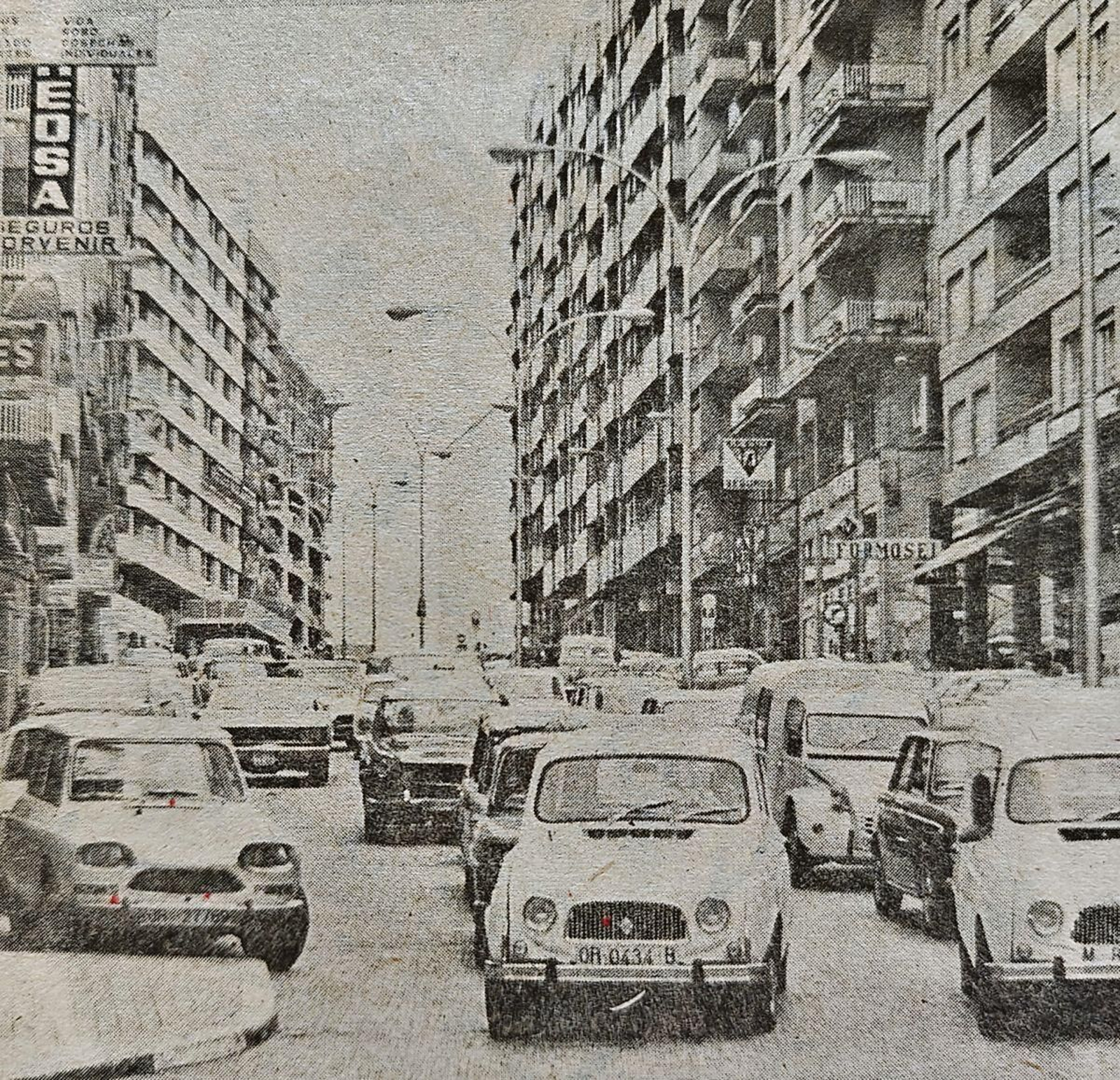 La calle Juan XXIII atestada de tráfico.