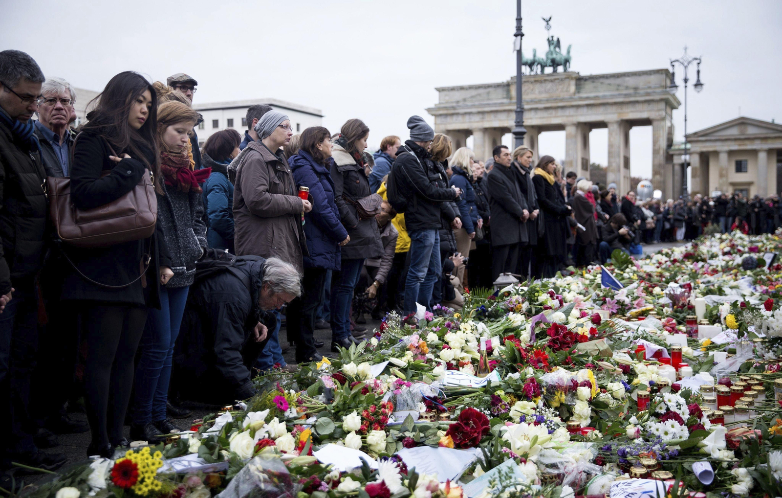 Ramos de flores y silencio en el homenaje en Berlín.