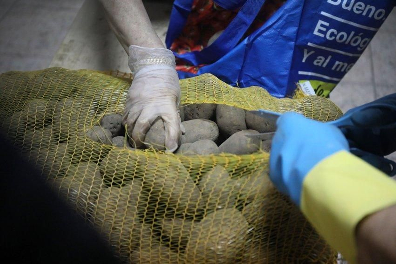 50 familias recogen alimentos en la parroquia de Santa Eufemia. José Paz