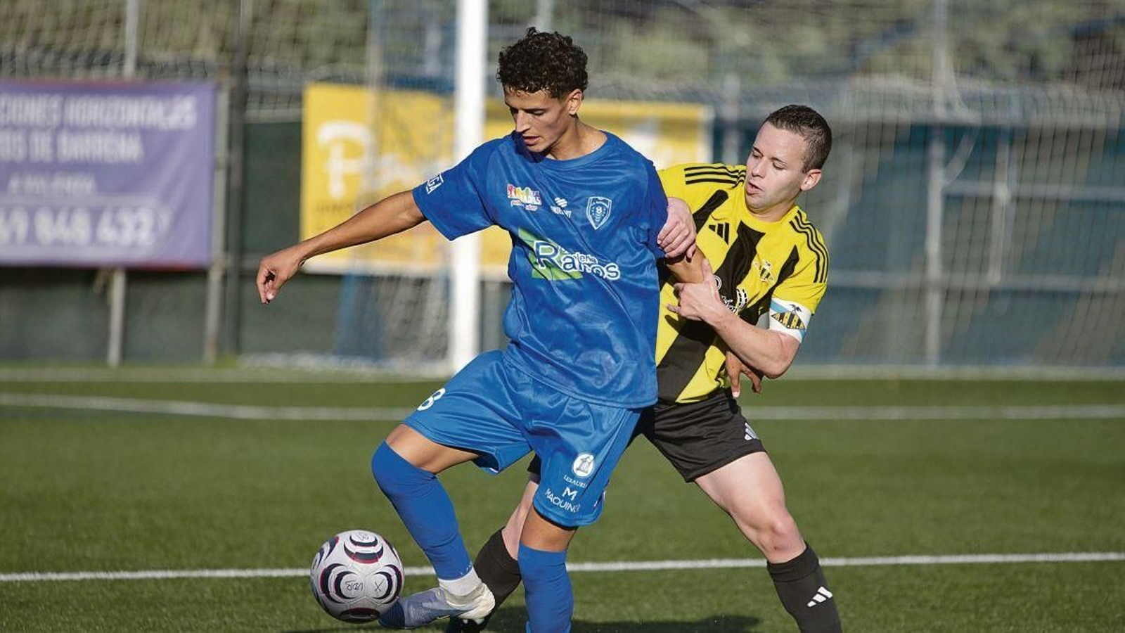 Brais Dalama, aguanta el balón ante Buga, capitán del Ribadumia.