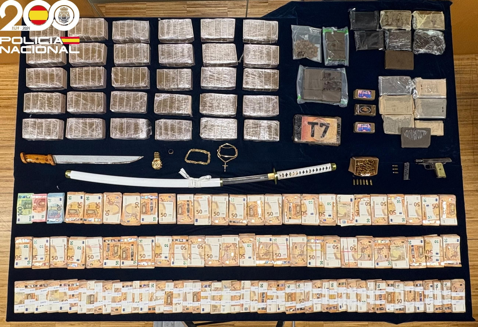 Operación antidroga con 6 detenidos en Vigo y Ponteareas e intervenidos más de medio millón de euros, armas y vehículos.