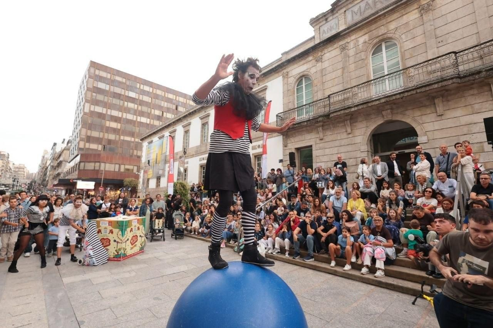 Galería | Acrobacias y humor para estrenar Vigocultura en Vigo