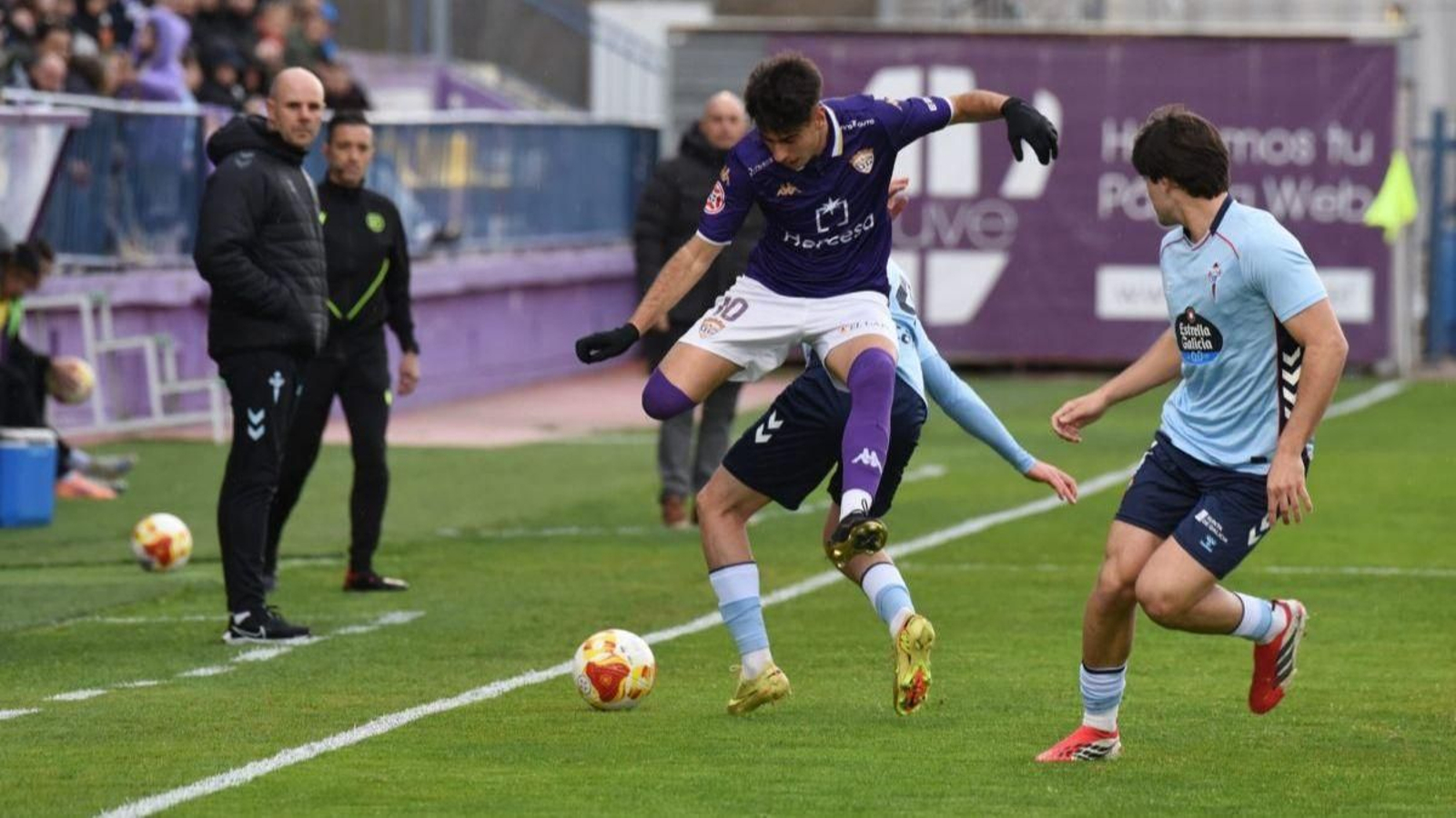 El técnico del filial celeste, que acabó expulsado, observa una disputa en la banda izquierda de su equipo durante la primera mitad.
