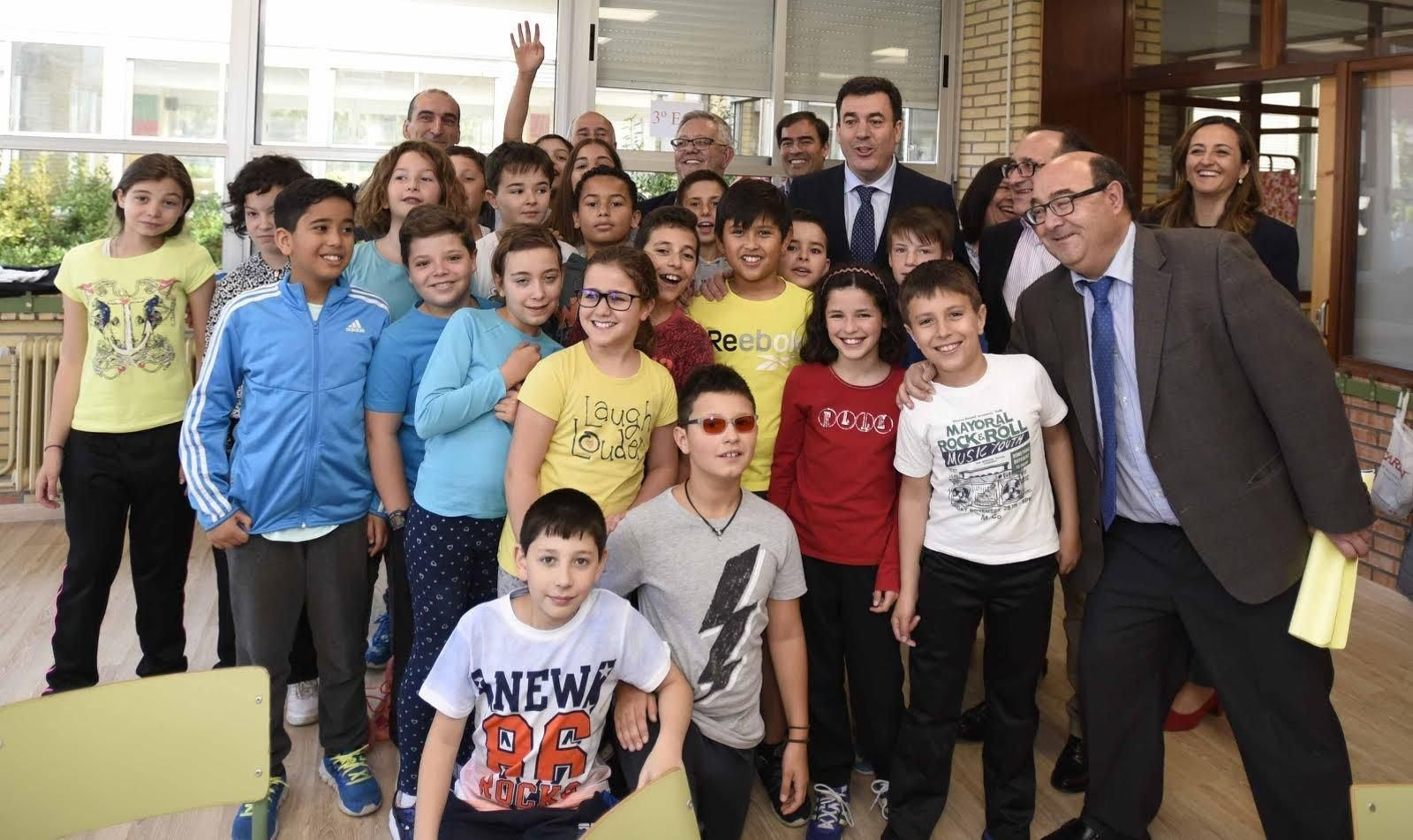 Román Rodrígues durante su visita ayer al colegio San Roque en Darbo, en Cangas.