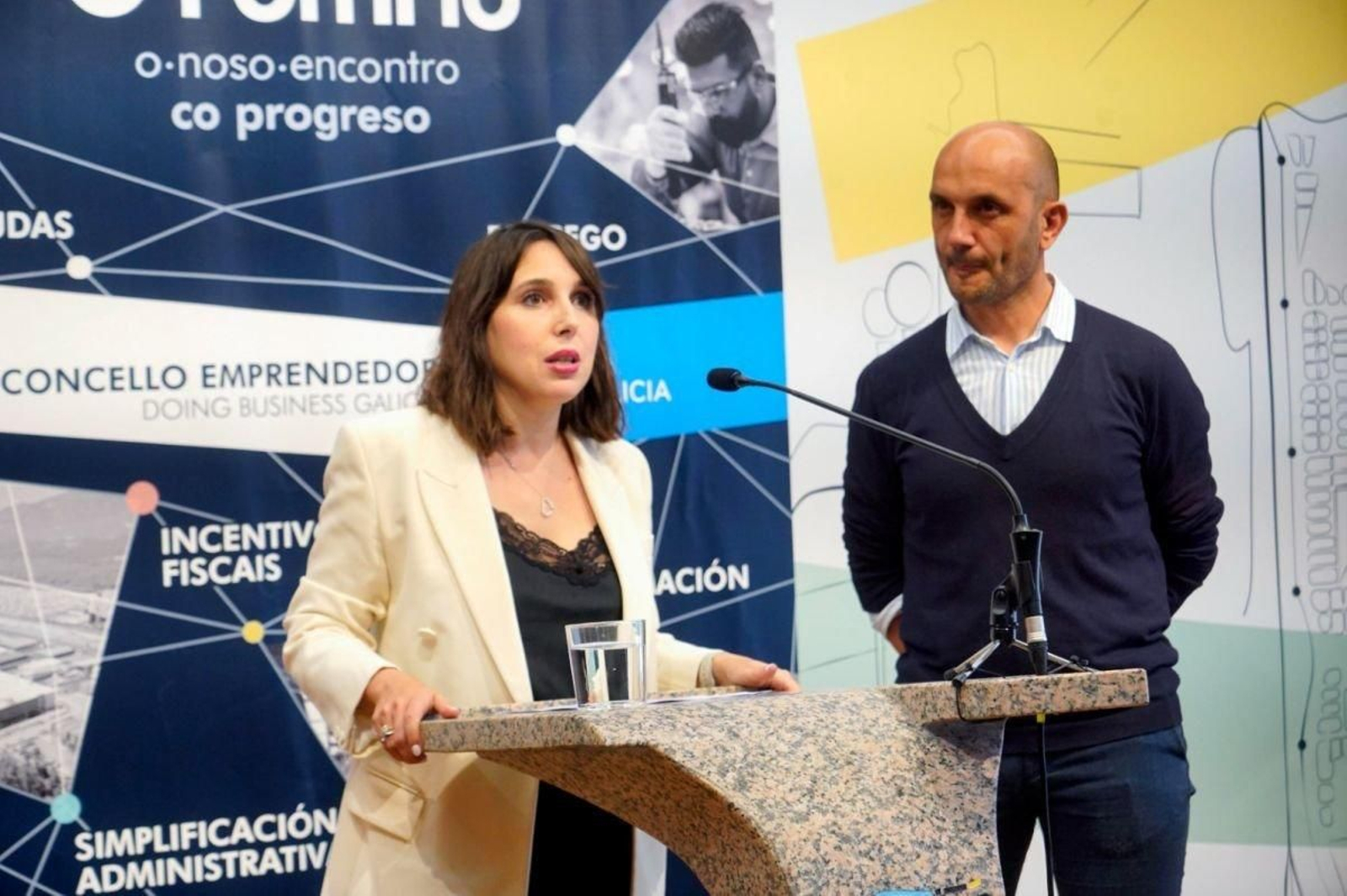 La conselleira Mª Jesús Lorenzana y el alcalde, Alejando Lorenzo, en la sala de prensa del Concello do Porriño.