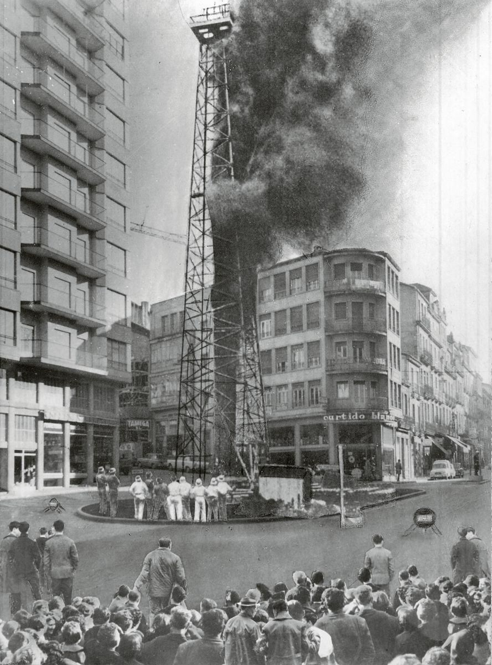 En 1971 el mundo vivía la fiebre del petróleo. Un técnico francés vino por aquí y pensó: “si hay agua caliente puede haber petróleo”… Montó una torre de prospección en la Plaza del Alférez Provisional y éste fue el resultado