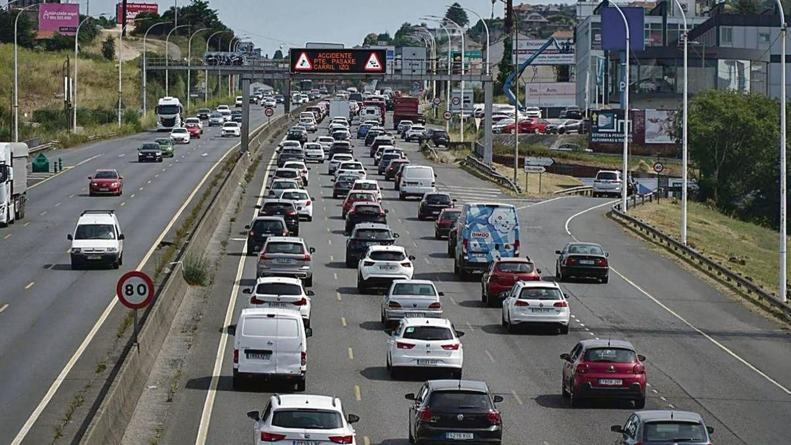 Atasco en la Avenida de Alfonso Molina, en A Coruña, principal vía de acceso a la ciudad.