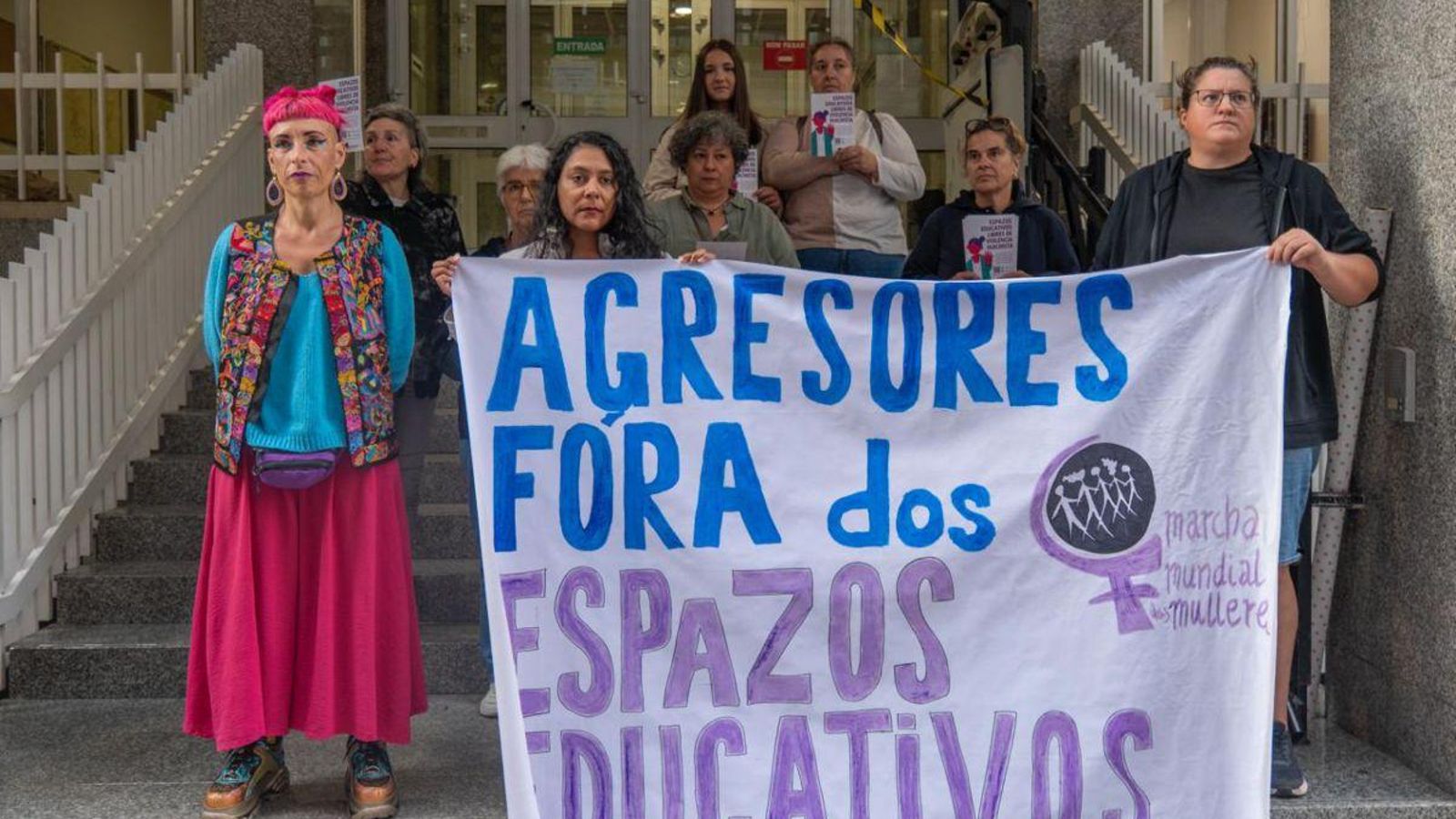 Protesta de la Marcha Mundial das Mulleres frente a la delegación territorial da Consellería de Educación.