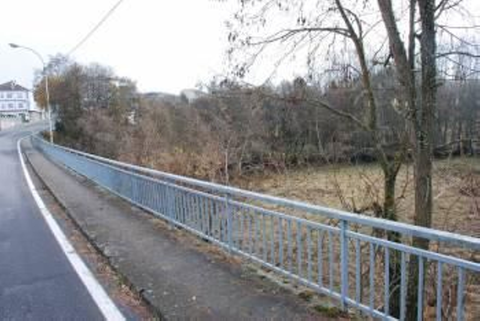 Terrenos próximos al río Fiscaiño, donde el Concello quiere construir un parking y un área recreativa. (Foto: LUIS BLANCO)