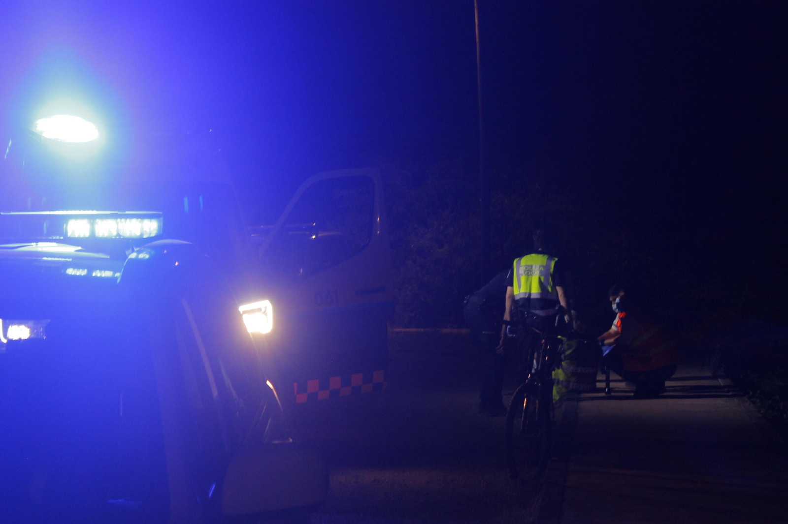 Sanitarios y policía atienden al herido. (Isaac Cruz)