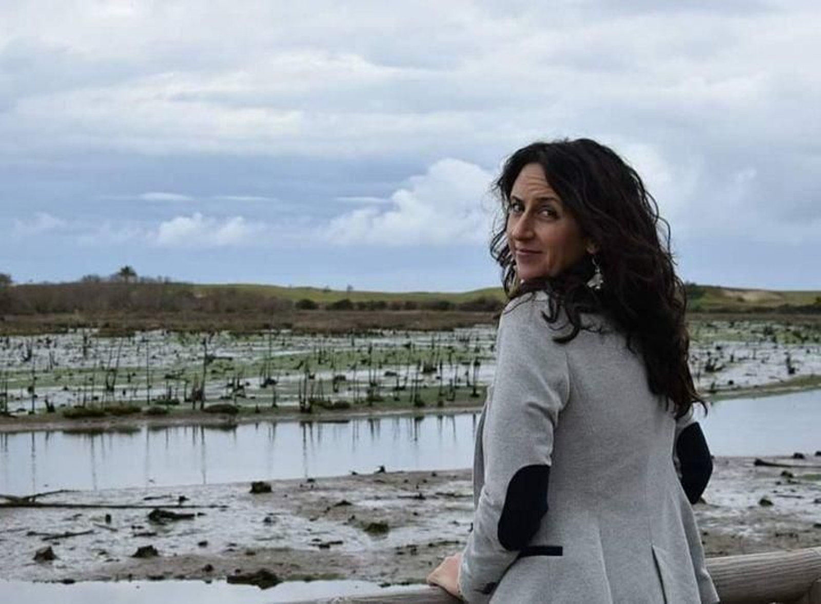 María Oruña, ante un dos escenarios que reflectiu na súa novela.